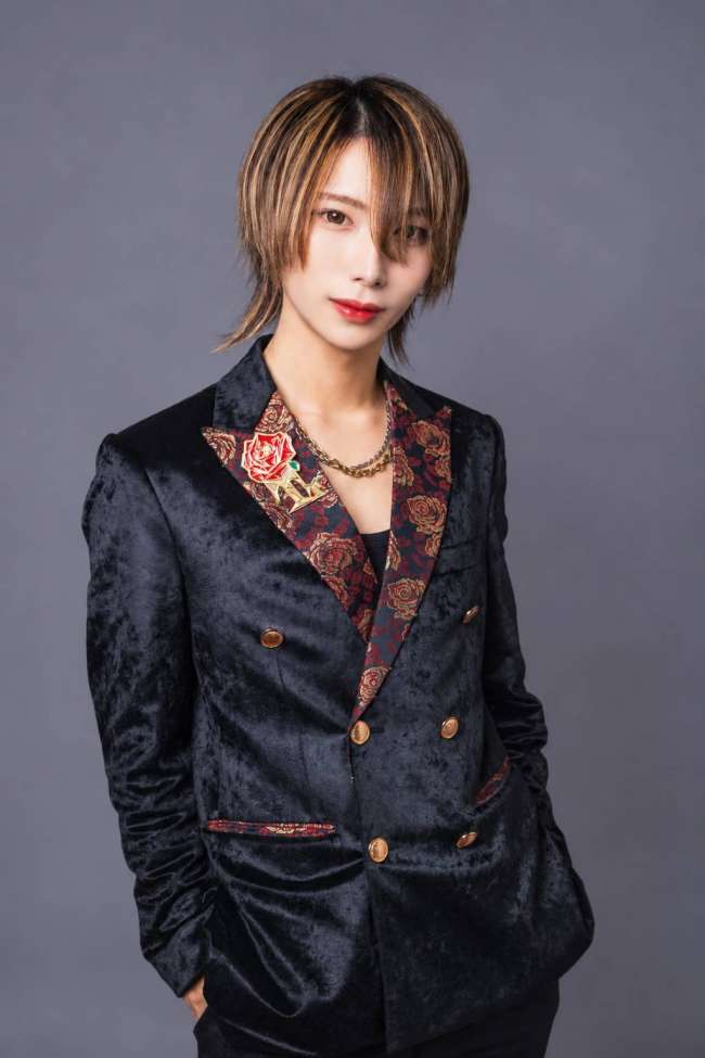 暁カリナ